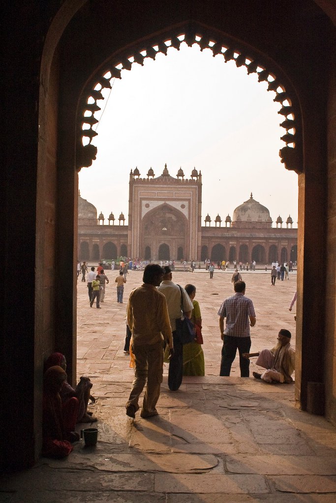 09-In the The Badshahi Darwaza (gate).jpg - In the The Badshahi Darwaza (gate)